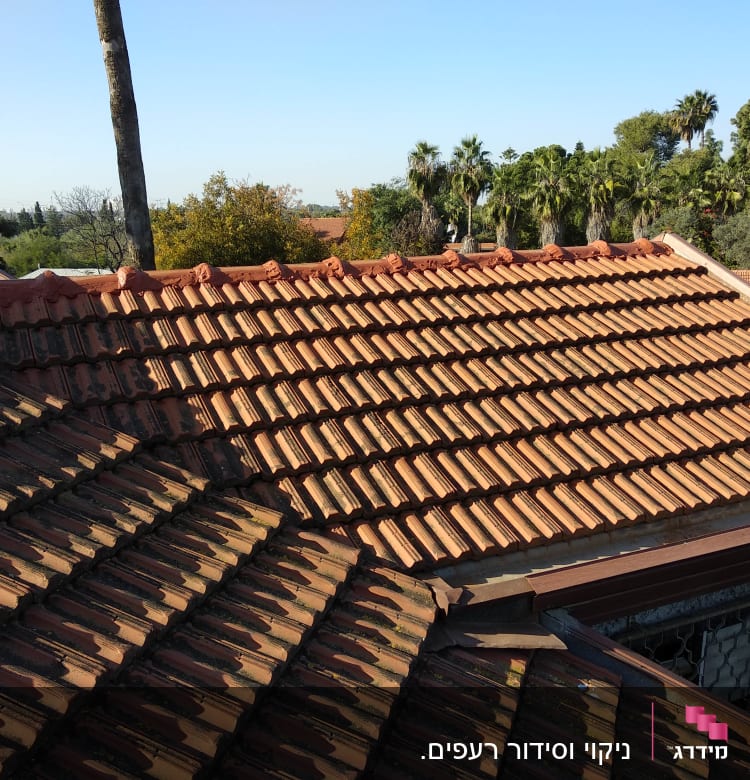 גג רעפים אדומים עם צללים בשמש